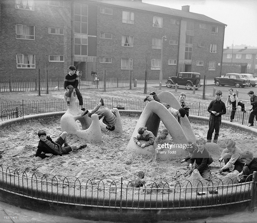 Children playing in a sandpit on a housing estate (Дети, играющие в песочнице у жилого комплекса), 9th April 1959