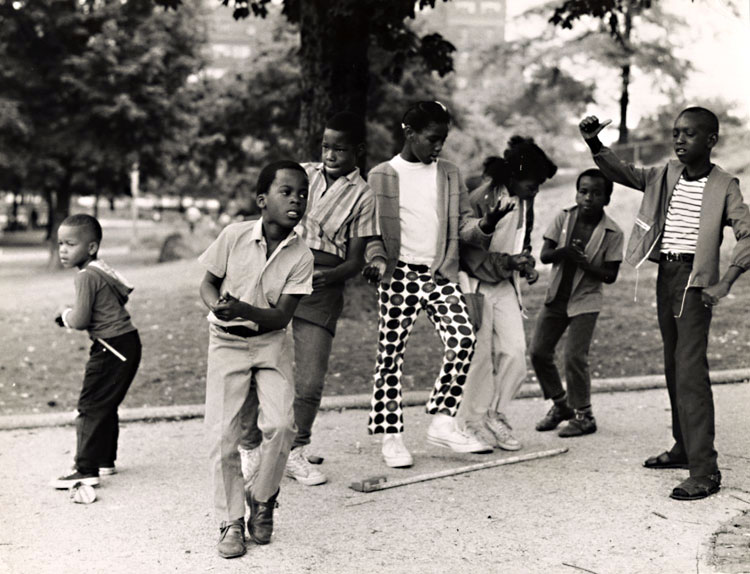 Black Children Dance to Rock 'n Roll in in Harlem's Mount Morris Park (Чёрнокожие дети танцуют Рок-н-Ролл в парке Маунт Моррис, в Гарлеме), 1968