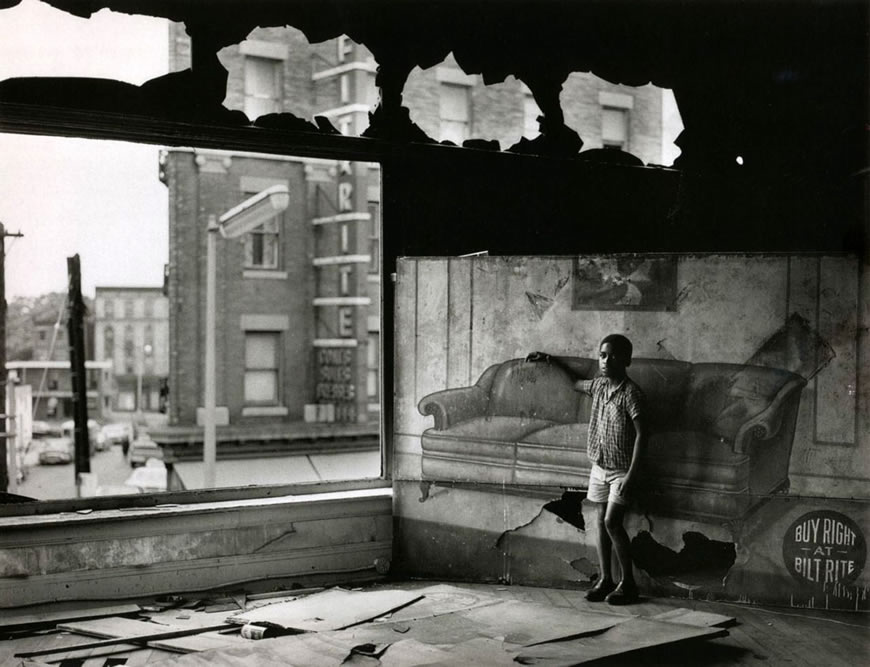 Boy in Burnt-out Furniture Store (Мальчик в сгоревшем мебельном магазине), 1969