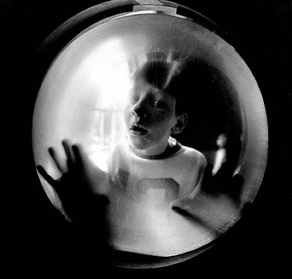 Boy Looking Through Window (Мальчик, глядящий через окно), 1970