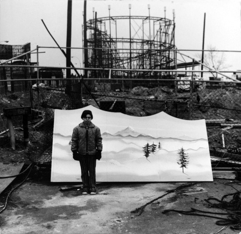 Boy with Painted Snow Scene (Мальчик с нарисованной снежной сценой), 1972