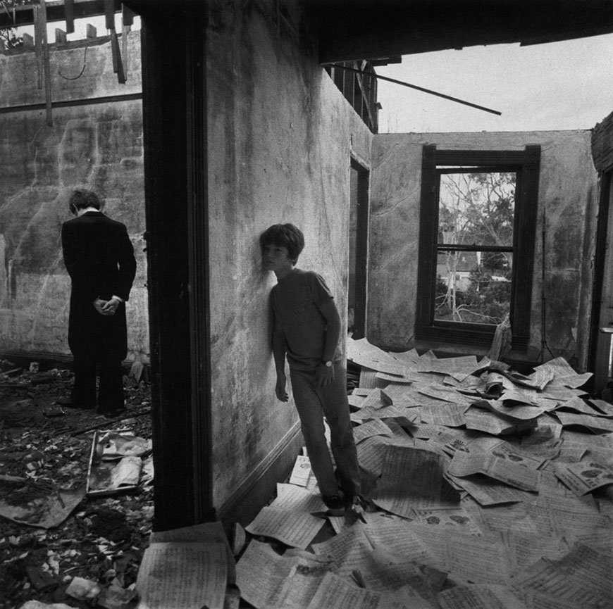 Boy listening to musician (Мальчик, подслушивающий музыканта), 1971