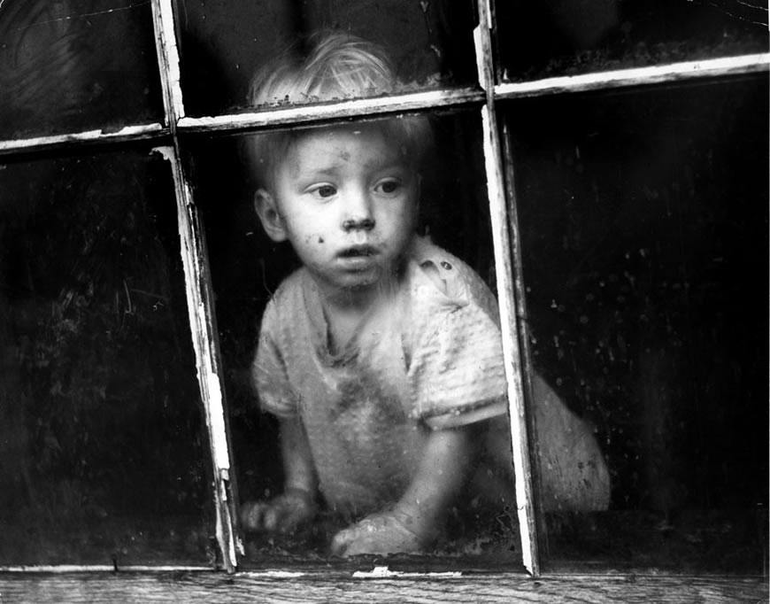 Boy in Cabin in Casper (Мальчик в пляжном домике)