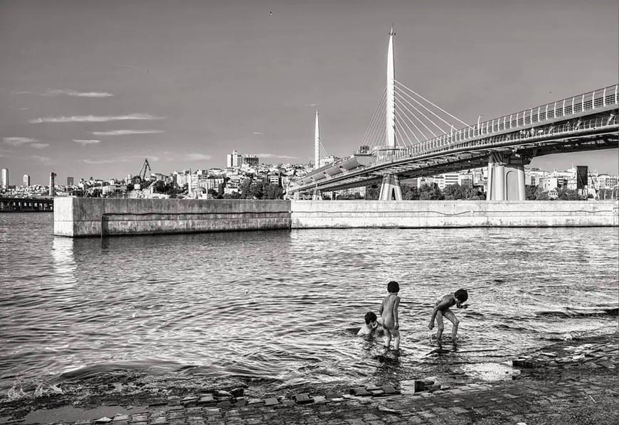from series «Suriyeli Çocuklar / Syrian Childs playing at the Goldenhorn» * из серии «Сирийские дети, играющие в Золотом Роге» (2015)