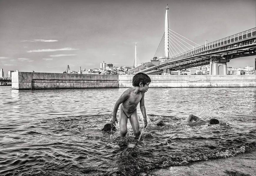 from series «Suriyeli Çocuklar / Syrian Childs playing at the Goldenhorn» * из серии «Сирийские дети, играющие в Золотом Роге» (2015)