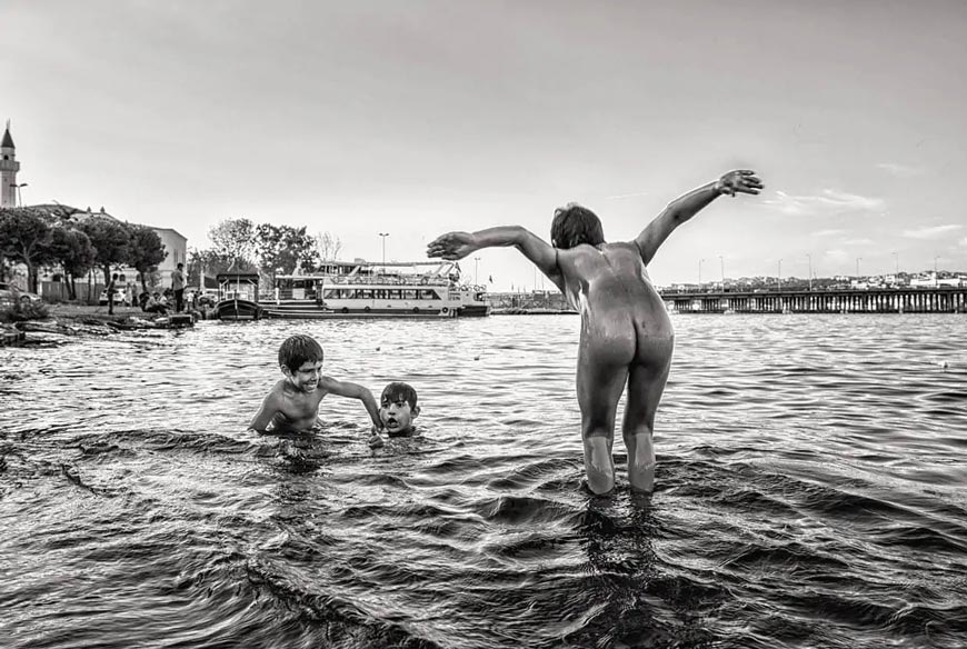 from series «Suriyeli Çocuklar / Syrian Childs playing at the Goldenhorn» * из серии «Сирийские дети, играющие в Золотом Роге» (2015)