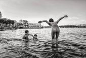 from series «Suriyeli Çocuklar / Syrian Childs playing at the Goldenhorn» * из серии «Сирийские дети, играющие в Золотом Роге» (2015)