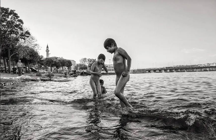 from series «Suriyeli Çocuklar / Syrian Childs playing at the Goldenhorn» * из серии «Сирийские дети, играющие в Золотом Роге» (2015)