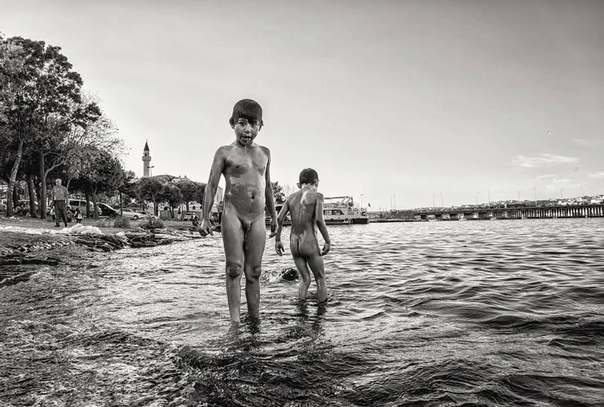 from series «Suriyeli Çocuklar / Syrian Childs playing at the Goldenhorn» * из серии «Сирийские дети, играющие в Золотом Роге» (2015)