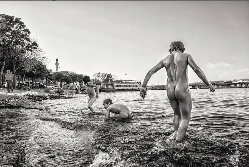 from series «Suriyeli Çocuklar / Syrian Childs playing at the Goldenhorn» * из серии «Сирийские дети, играющие в Золотом Роге» (2015)