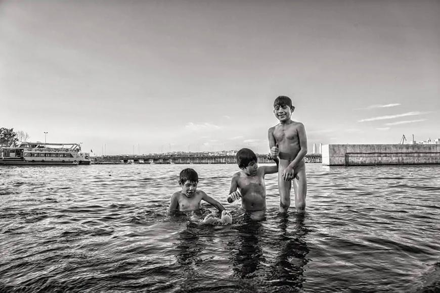from series «Suriyeli Çocuklar / Syrian Childs playing at the Goldenhorn» * из серии «Сирийские дети, играющие в Золотом Роге» (2015)