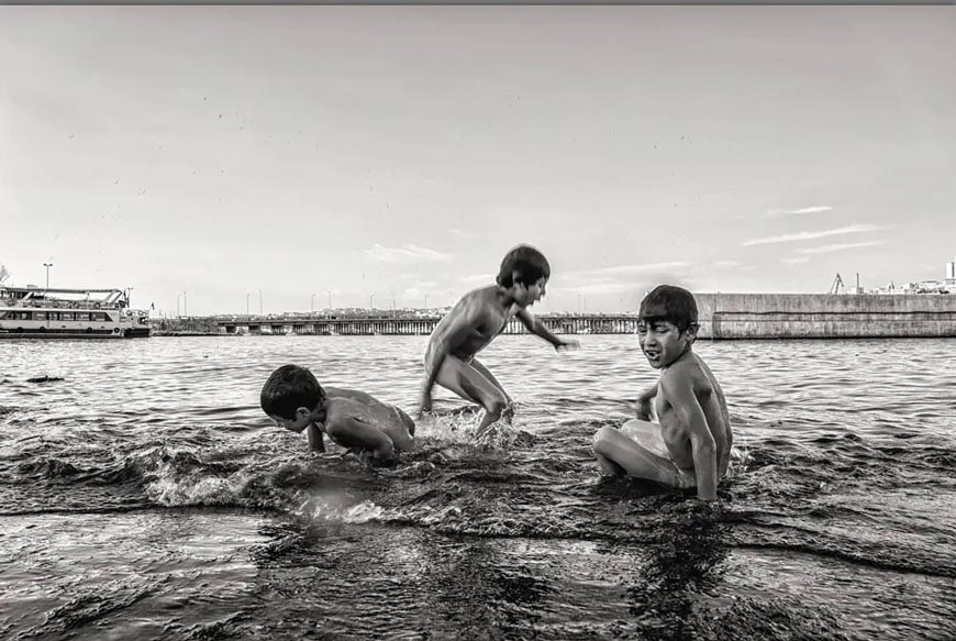 from series «Suriyeli Çocuklar / Syrian Childs playing at the Goldenhorn» * из серии «Сирийские дети, играющие в Золотом Роге» (2015)
