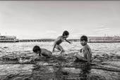 from series «Suriyeli Çocuklar / Syrian Childs playing at the Goldenhorn» * из серии «Сирийские дети, играющие в Золотом Роге» (2015)