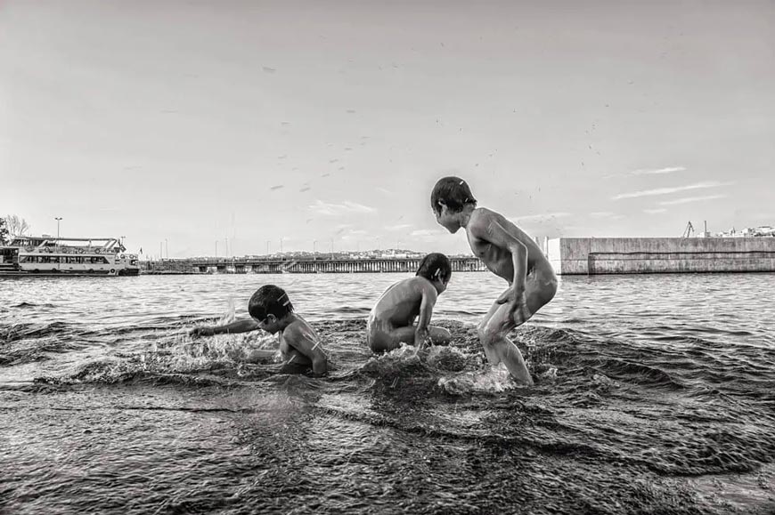 from series «Suriyeli Çocuklar / Syrian Childs playing at the Goldenhorn» * из серии «Сирийские дети, играющие в Золотом Роге» (2015)