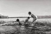 from series «Suriyeli Çocuklar / Syrian Childs playing at the Goldenhorn» * из серии «Сирийские дети, играющие в Золотом Роге» (2015)
