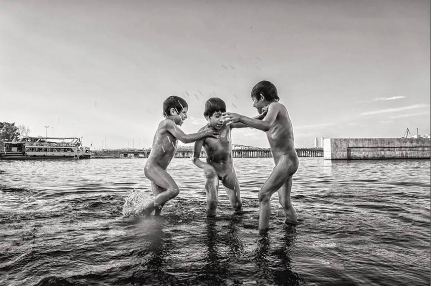 from series «Suriyeli Çocuklar / Syrian Childs playing at the Goldenhorn» * из серии «Сирийские дети, играющие в Золотом Роге» (2015)