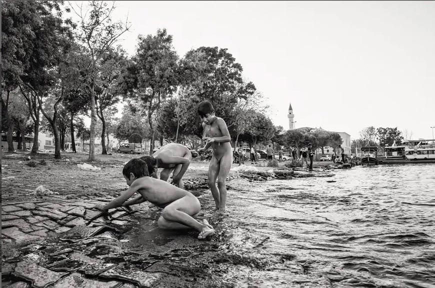 from series «Suriyeli Çocuklar / Syrian Childs playing at the Goldenhorn» * из серии «Сирийские дети, играющие в Золотом Роге» (2015)