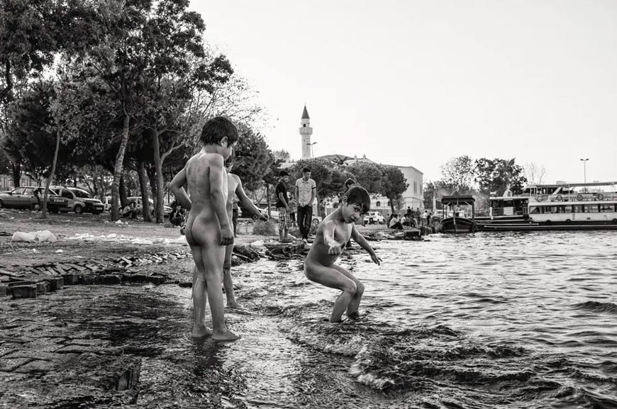 from series «Suriyeli Çocuklar / Syrian Childs playing at the Goldenhorn» * из серии «Сирийские дети, играющие в Золотом Роге» (2015)