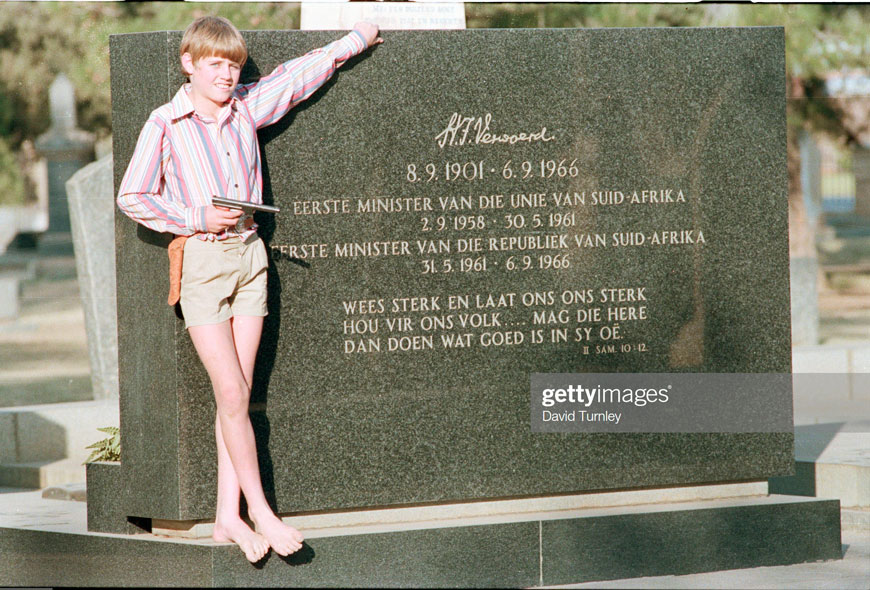 Boy with Gun by Memorial for South African Leaders (Мальчик с пистолетом у памятника Южноафриканским лидерам), 1980s