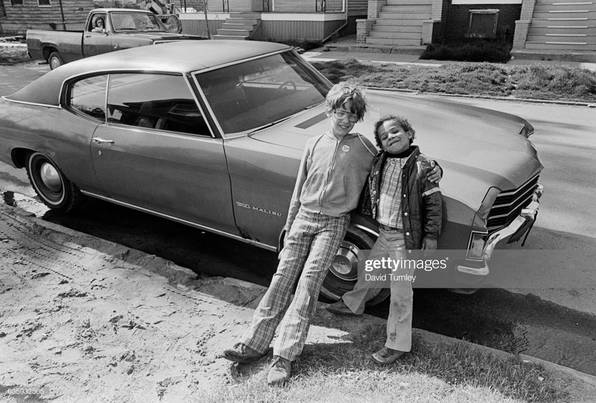 Children Leaning Against a Car (Дети, прислонившиеся к машине), 1982