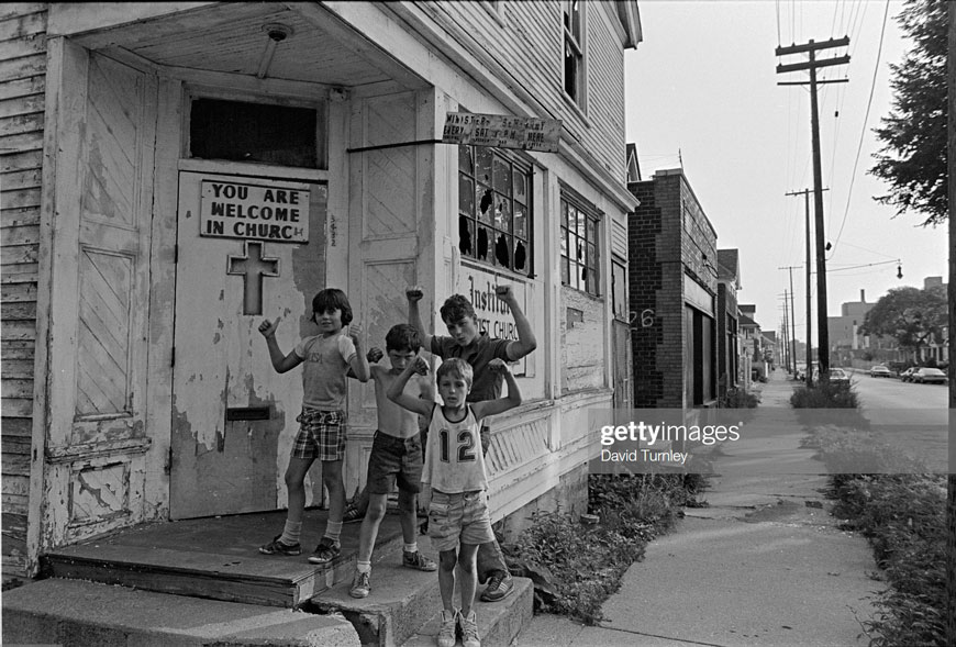 Children Flexing Their Muscles (Мальчик, демонстрирующие мускулы), 1982