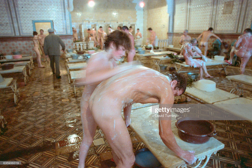 A Boy Washing a Man in a Public Bathhouse (Мальчик, моющий мужчину в общественной бане), 1989