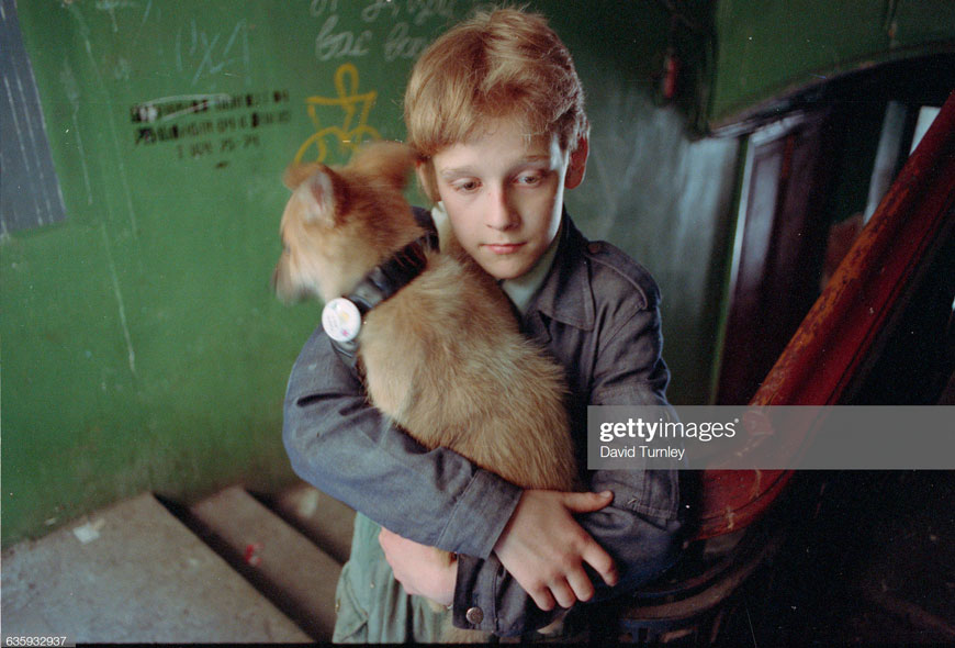 Abandoned Child Holding Dog (Бездомный ребёнок держит собаку), 1992