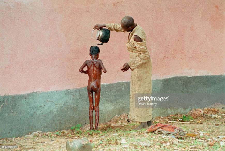 Man Washing Young Boy (Мужчина, моющий мальчика), 1992