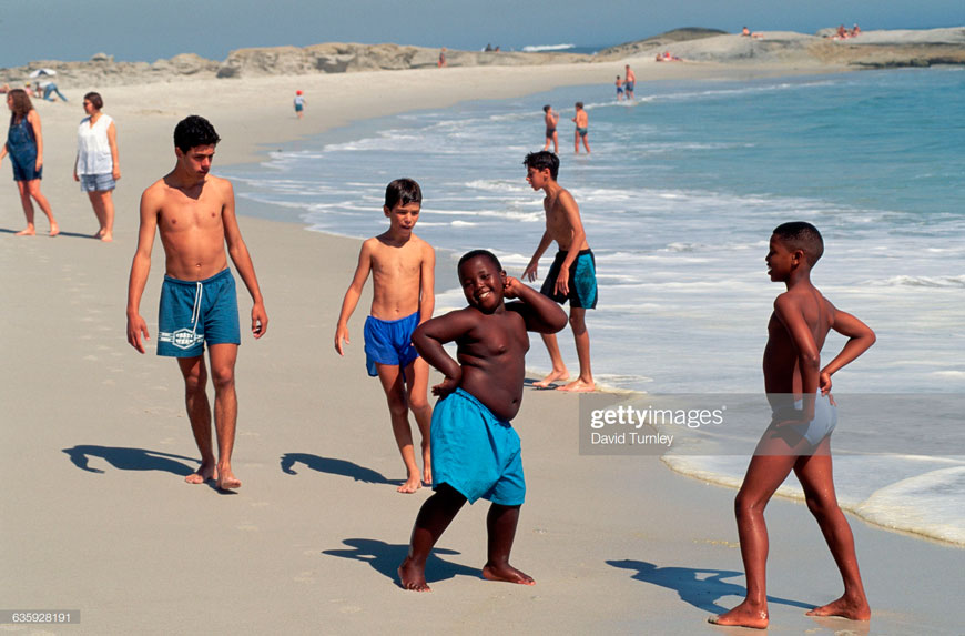 Boy Showing Off Physique (Мальчик, хвастающийся своим телосложением), 1995