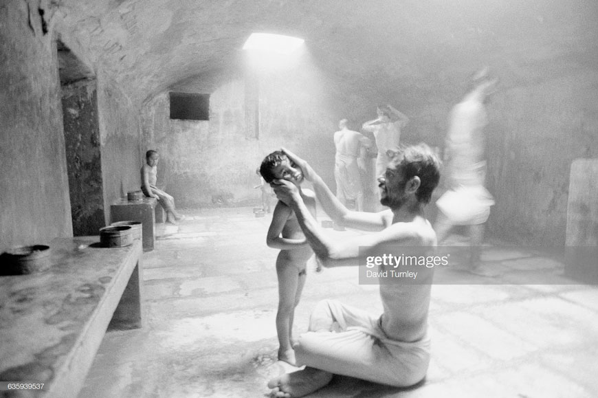 Men and Children in a Bath House (Мужчины и дети в банях), 1996