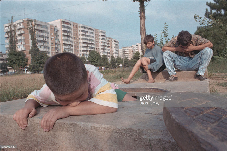 Boys Playing in a Pothole (Мальчишки, играющие в колодце), 1997