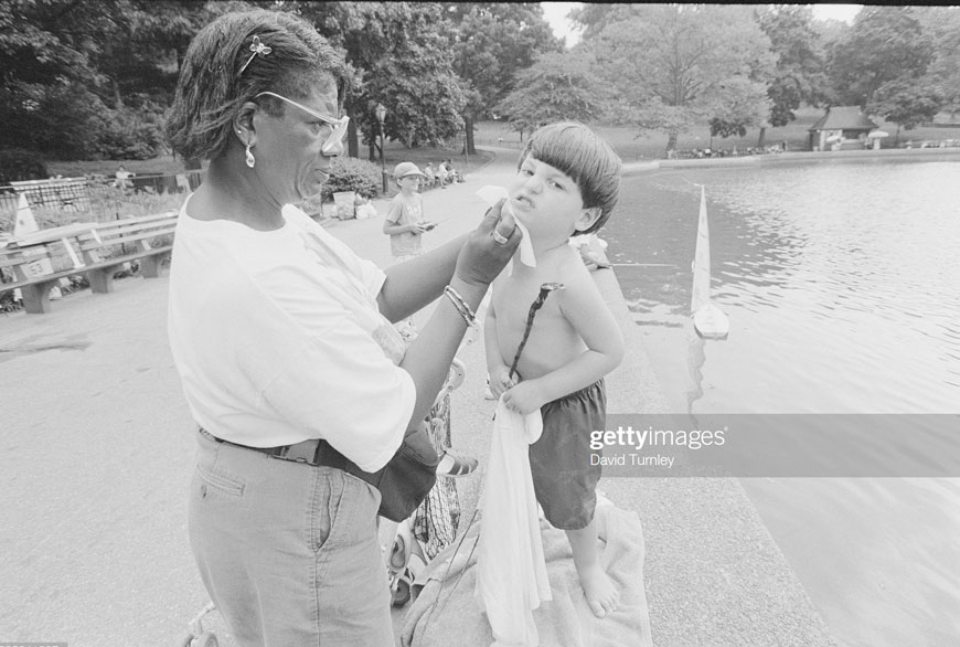 Woman Wiping a Young Boy's Face (Женщина, вытирающая лицо мальчику), 1998