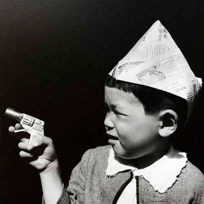 Young Japanese boy with toy gun and paper hat (Японский мальчик в бумажном колпаке и с игрушечным пистолетом)