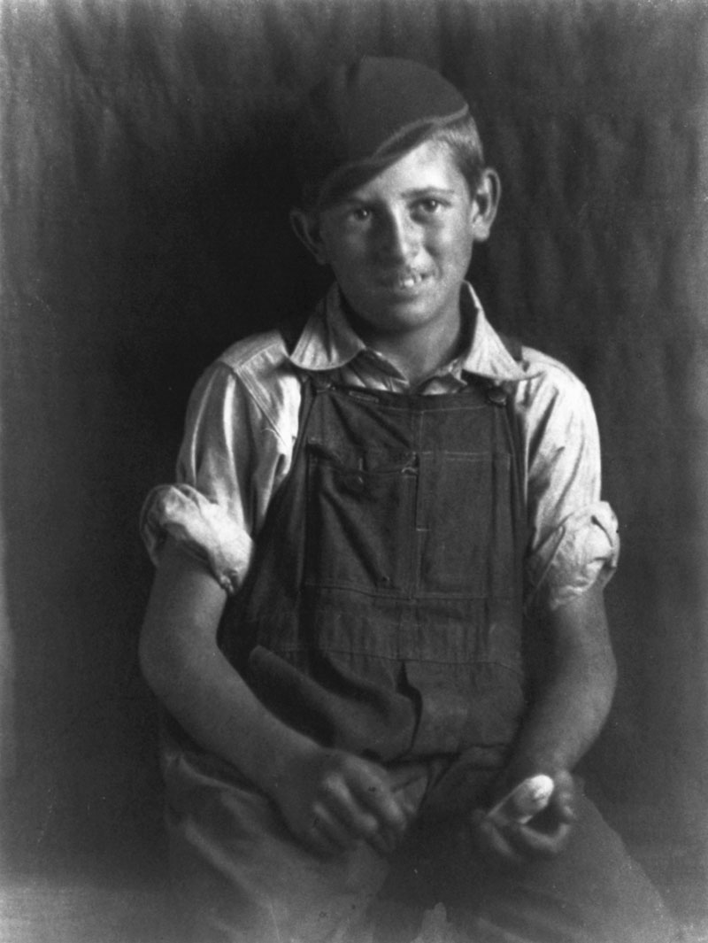 [Boy in overalls and cap (Мальчик в комбинезоне и кепке)], 1920-1930