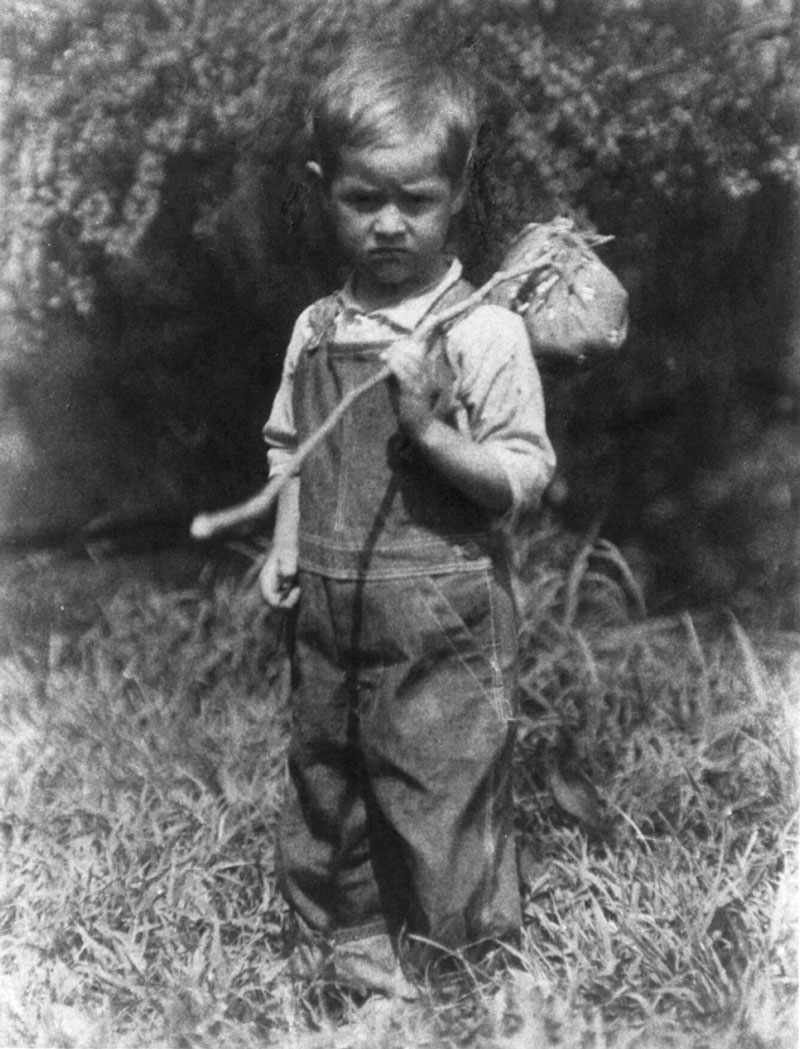 [Small boy with knapsack (Маленький мальчик с узелком)], 1920-1930