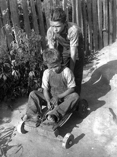 [Boys riding a cart (Мальчики, катающиеся на тележке)], 1920-1930