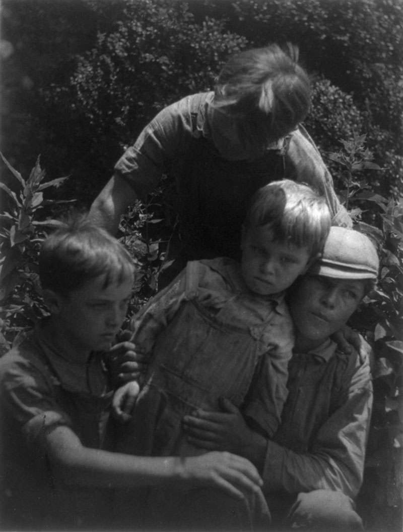 [Four small boys (Четыре маленьких мальчика)], 1920-1930