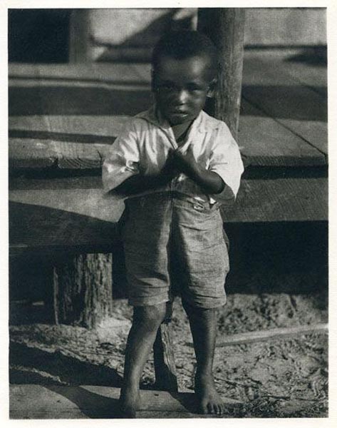 Little boy, hands together in front, Roll Jordan Roll (Маленький мальчик, сложивший руки перед собой, Ролл Джордан Ролл), 1930