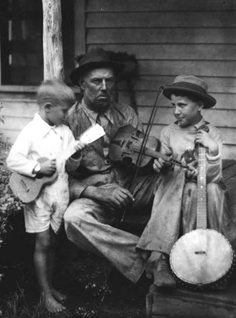 [Man and Children playing Instruments (Мужчина и дети, играющие на музыкальных инструментах)], 1920-1930