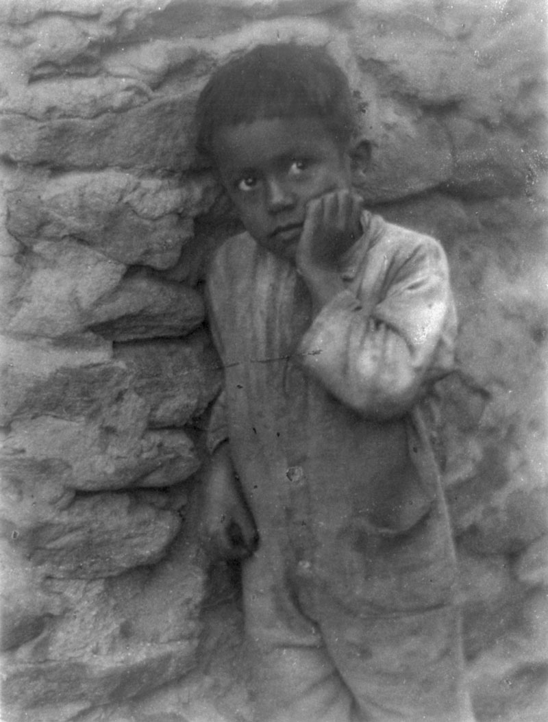 [Negro child against stone wall (Негритёнок, прислонившийся к каменной стене)], 1920-1930