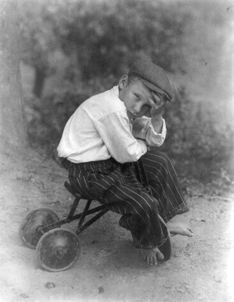 [Small boy on 'kiddie car' (Мальчик на детском велосипеде)], 1920-1930