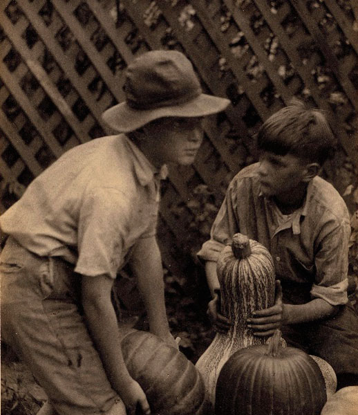 [Two boys with squashes (Два мальчика с кабачками)], 1920-1930