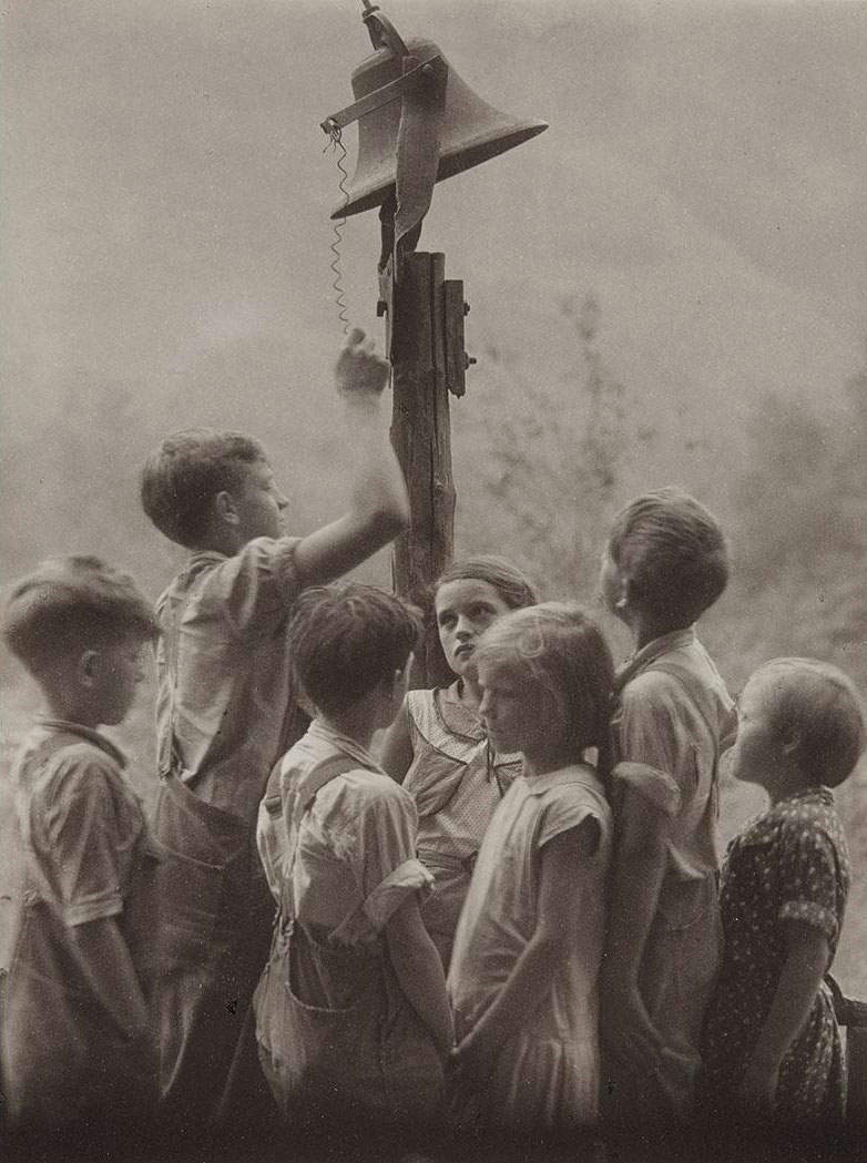 Schoolchildren Around a School Bell (Школьники у школьного колокола), 1933