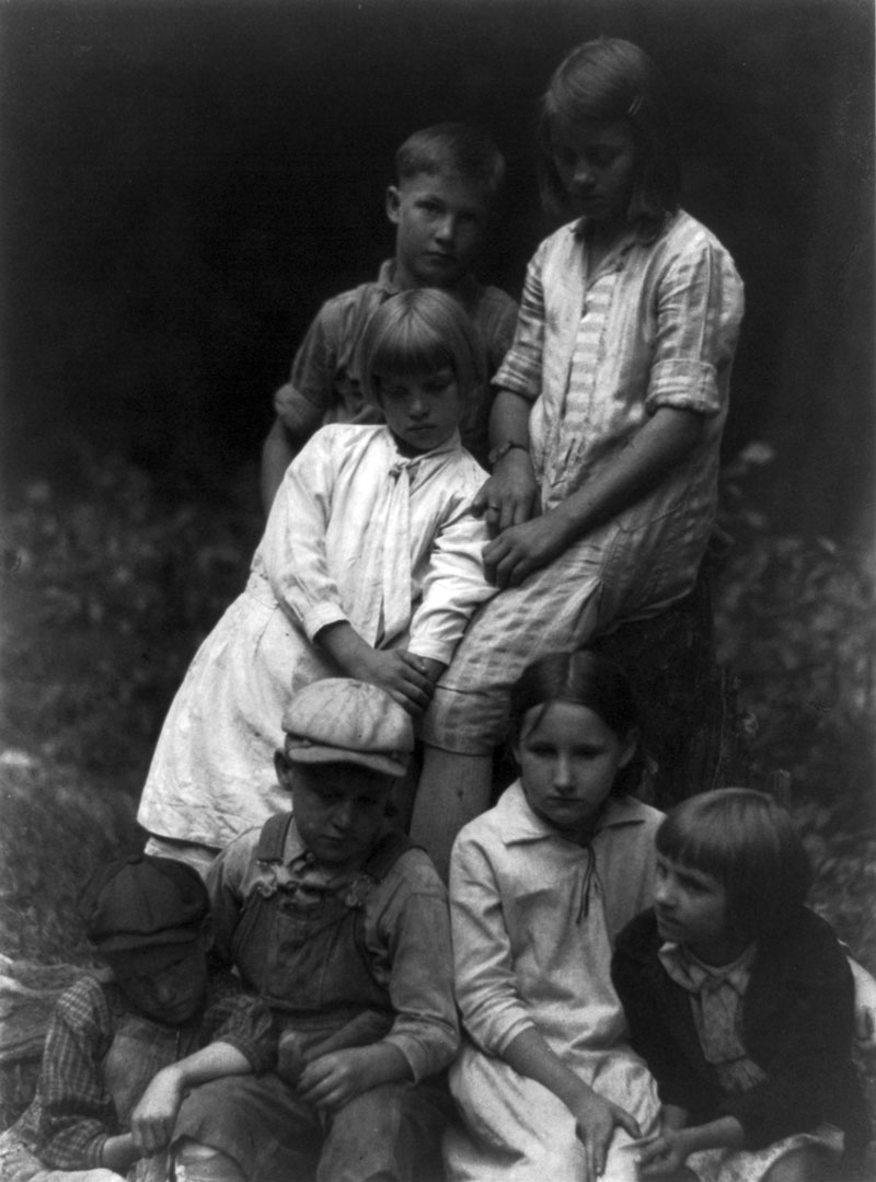 [Group of seven children (Группа из семи детей)], 1920-1930