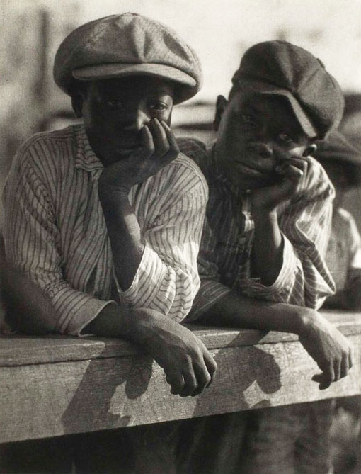 [Two boys leaning on fence, South Carolina (Два мальчика, опёршиеся на перила, Южная Каролина)], c.1929-1932