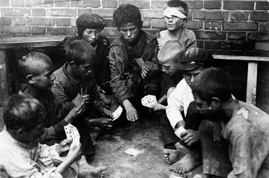 Беспризорники за игрой в карты (Homeless boys playing cards), 1925