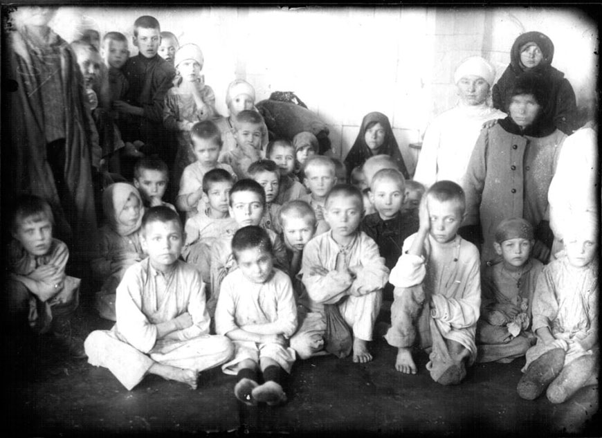 Беспризорники и голодающие в детском приемнике (Homeless and starving children in the orphans' home), 1920e