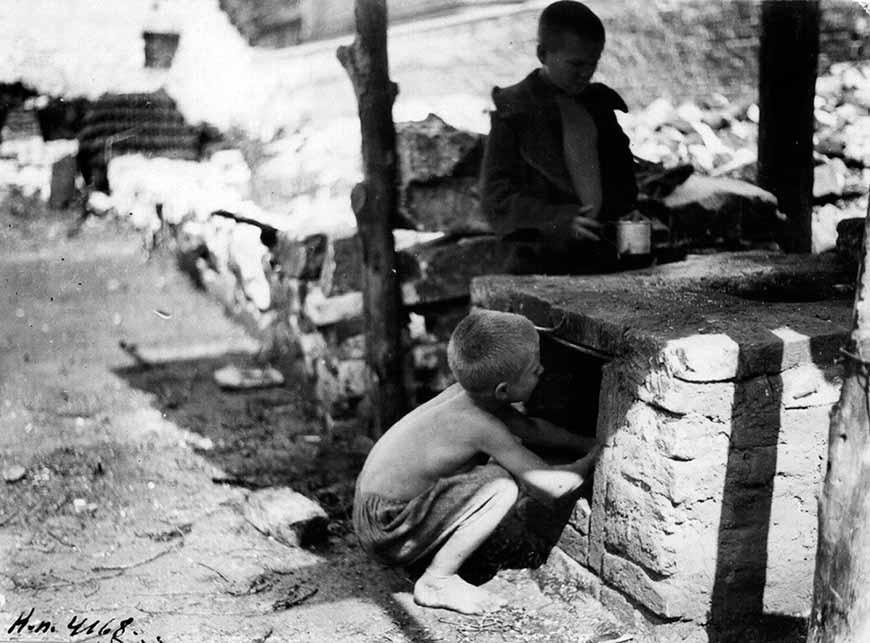 Двое беспризорников на улице у печи (Two homeless boys on the streets at the stove), 1925