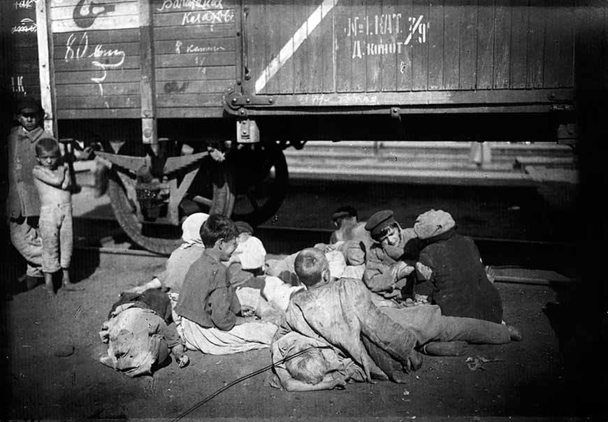 Беспризорные и голодающие дети на Николаевском вокзале (Homeless and starving children on the Nikolayevsky Vokzal), 1920