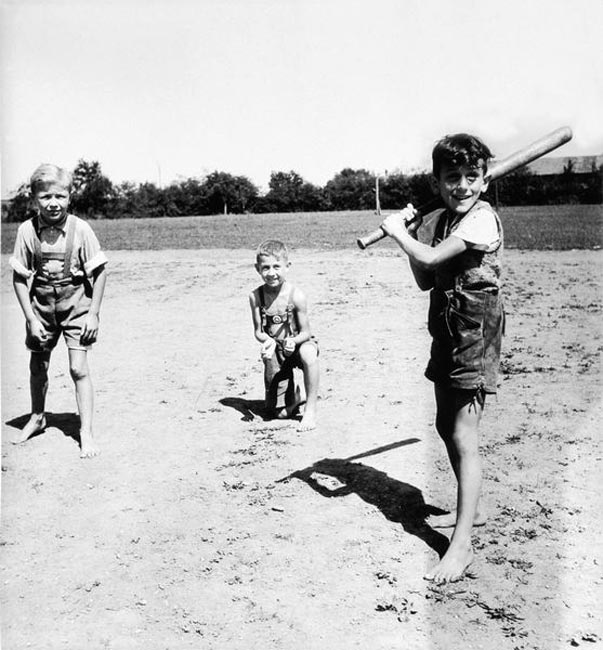 Bavarian young boys playing Baseball (Мальчишки Баварии, играющие в бейсбол), August 1945